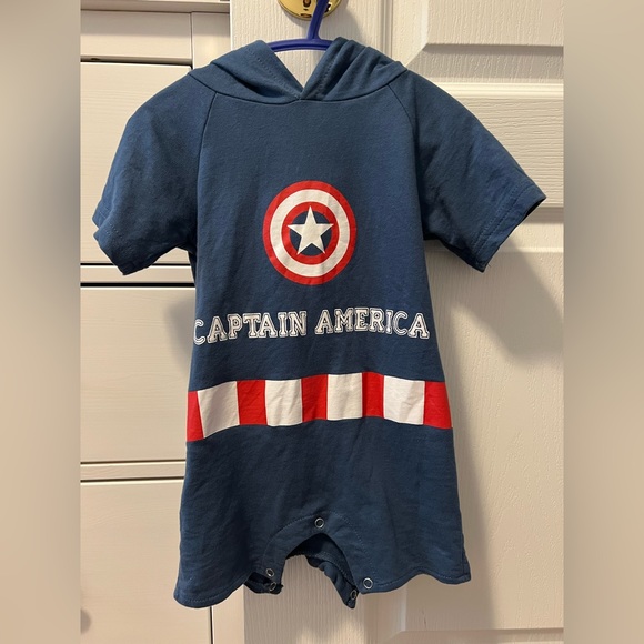 Captain America baby onesies size: baby 6mths. Like new condition - Picture 1 of 2